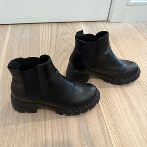 Stylish Black Leather Chelsea Boots